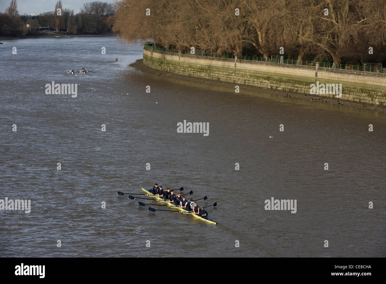 A boat from the Oxford University rowing team rounds the bend of the