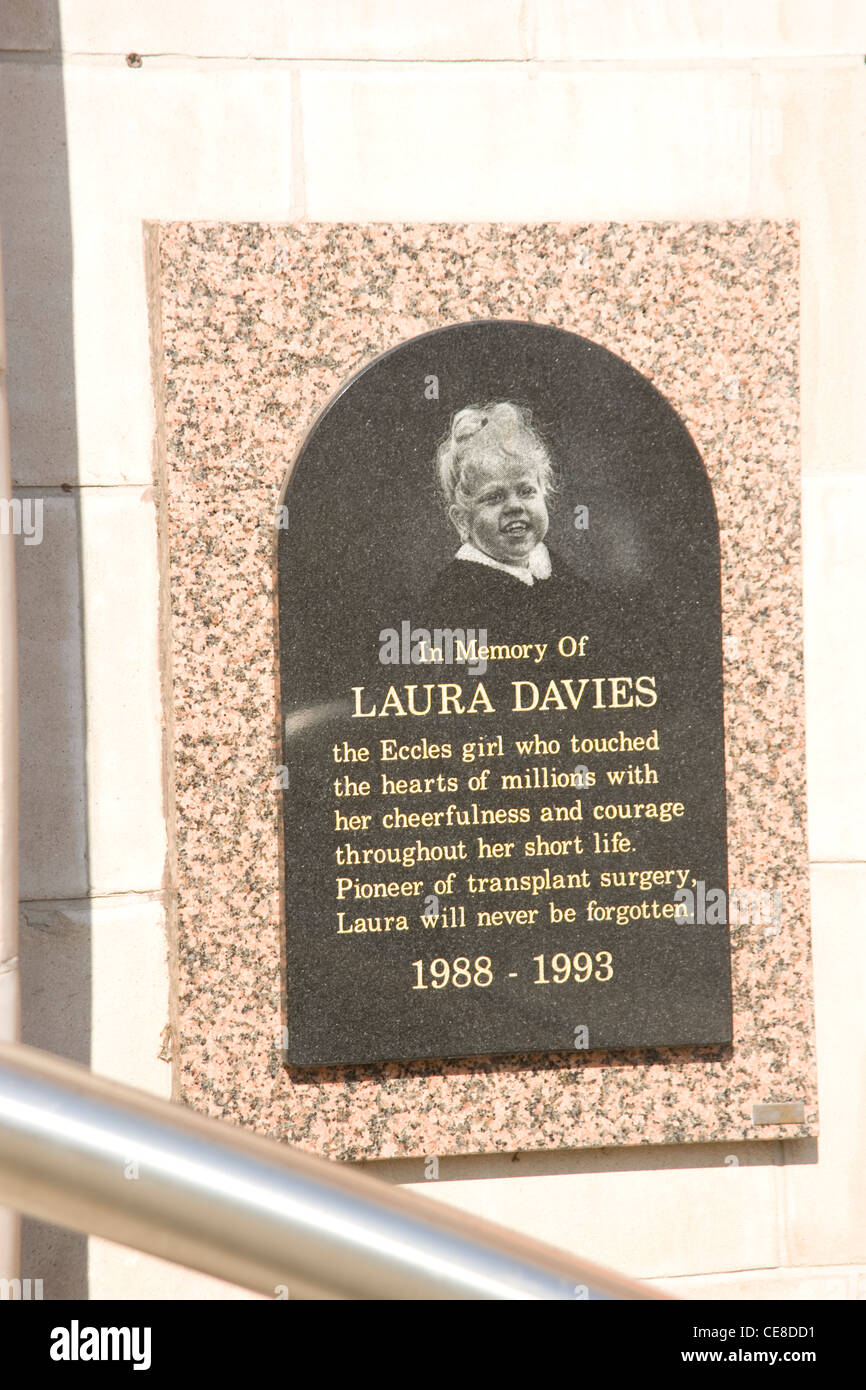 Plaque remembering Laura Davies on Eccles Library in Manchester Stock Photo