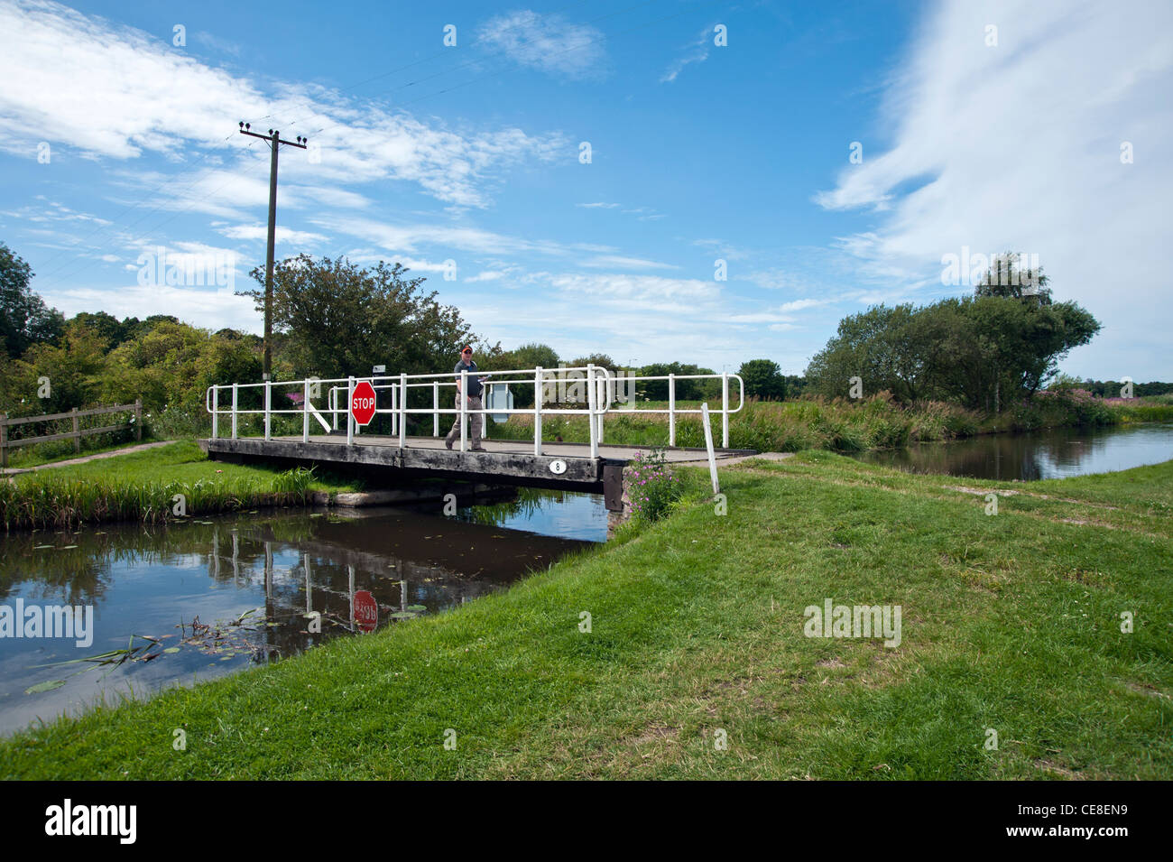 Swing bridge on the Leeds and Liverpool canal Stock Photo Alamy