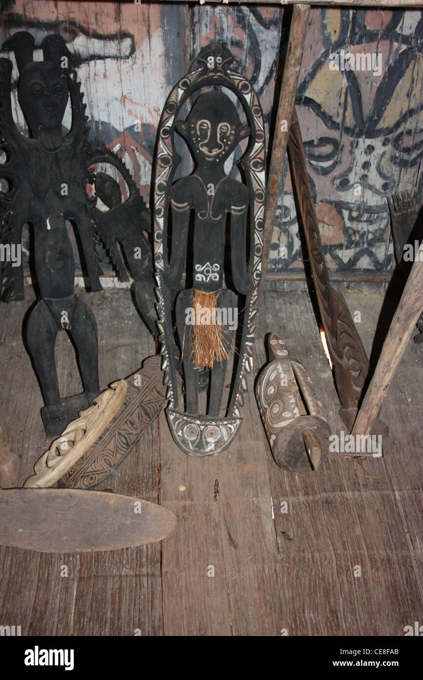 Tribal wood carvings hi-res stock photography and images - Alamy