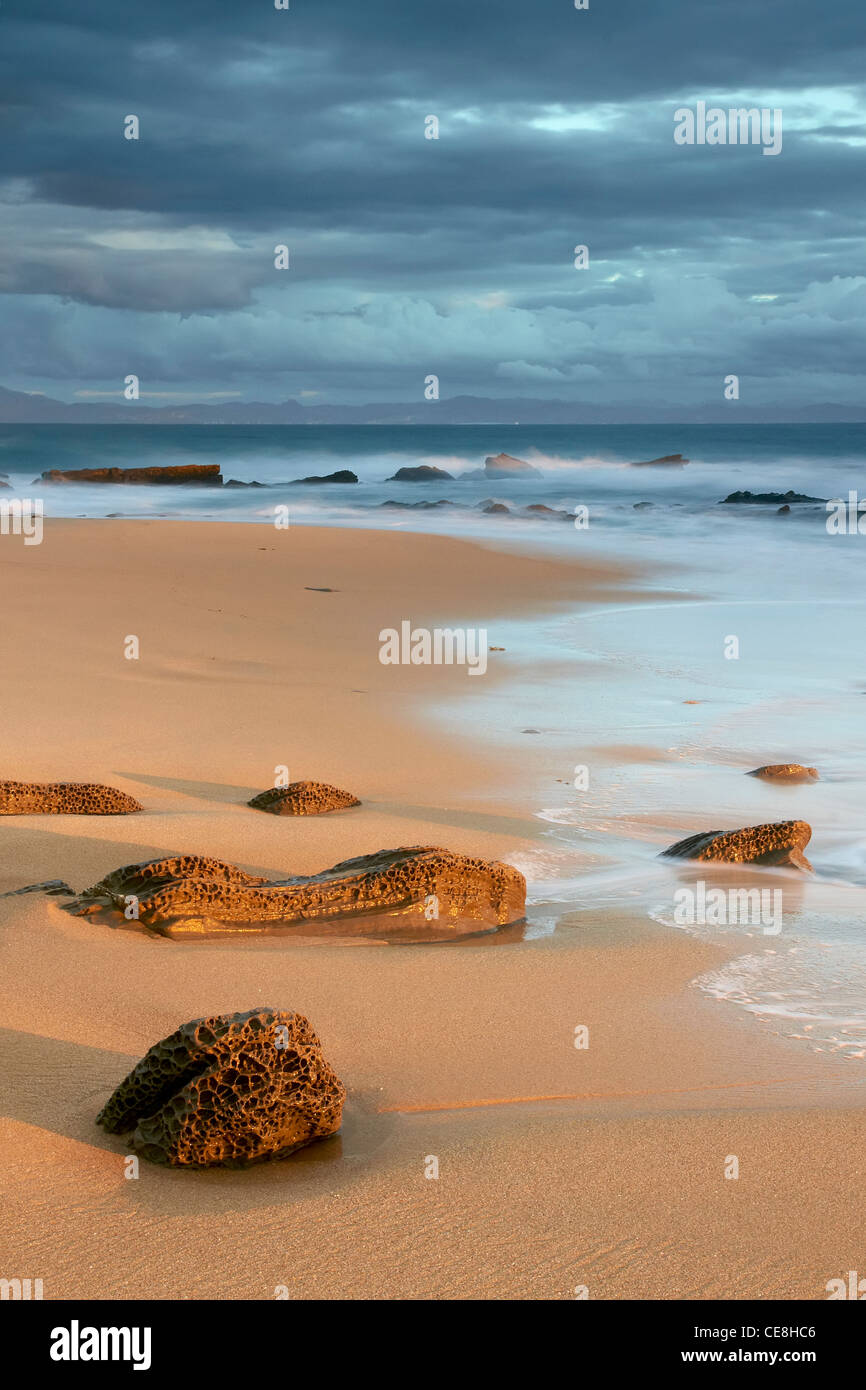 Rocas sobre la playa hi-res stock photography and images - Alamy