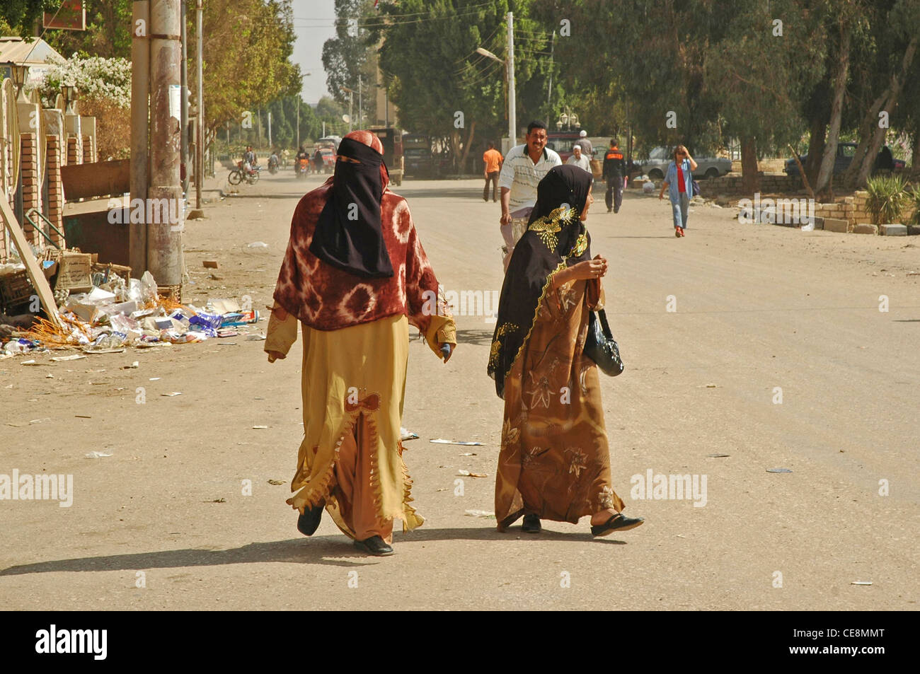 NORTH AFRICA, EGYPT, Bahariya Oasis, Qasr Selim, woman in Muslim dress on the main road Stock Photo