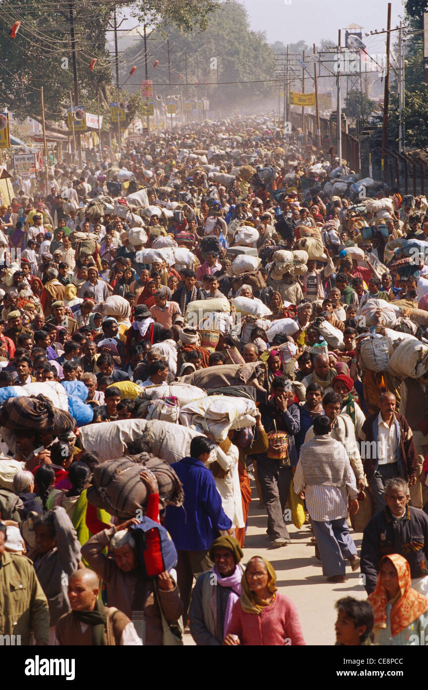 crowd-of-indian-people-at-kumbh-fair-allahabad-uttar-pradesh-india-CE8PCC.jpg