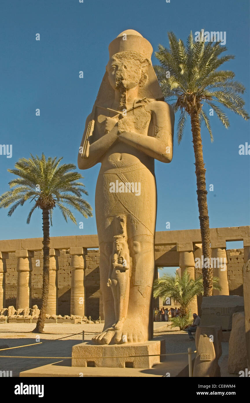 NORTH AFRICA, EGYPT, Karnak Temple, statue of Ramases II and Nefertari Stock Photo
