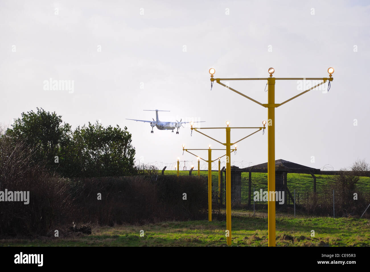 A plane tries to land in a crosswind at Glasgow International airport Stock Photo