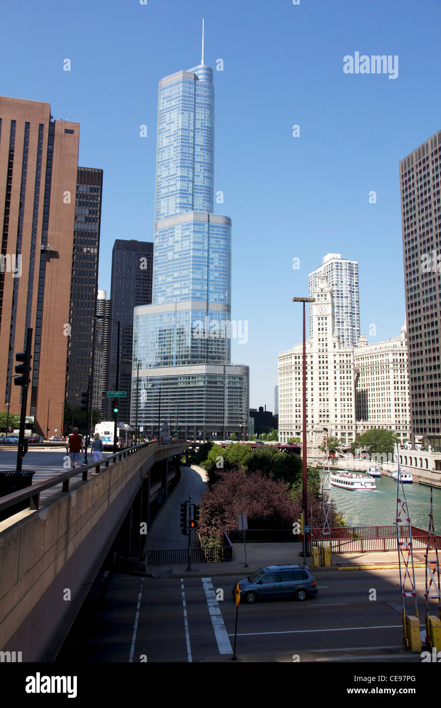Chicago riverwalk river trump tower hi-res stock photography and images