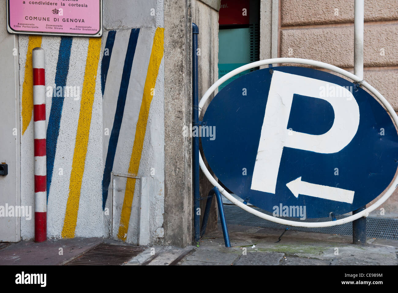 Parking sign. old town. Genoa (Italian, Genova) Italy Stock Photo Alamy