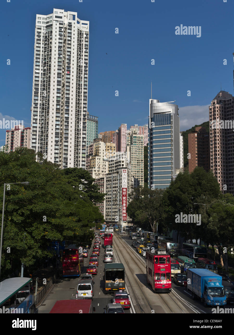 dh  CAUSEWAY BAY HONG KONG Road busy traffic jam tower block skyscrapers city roads cityscape Stock Photo