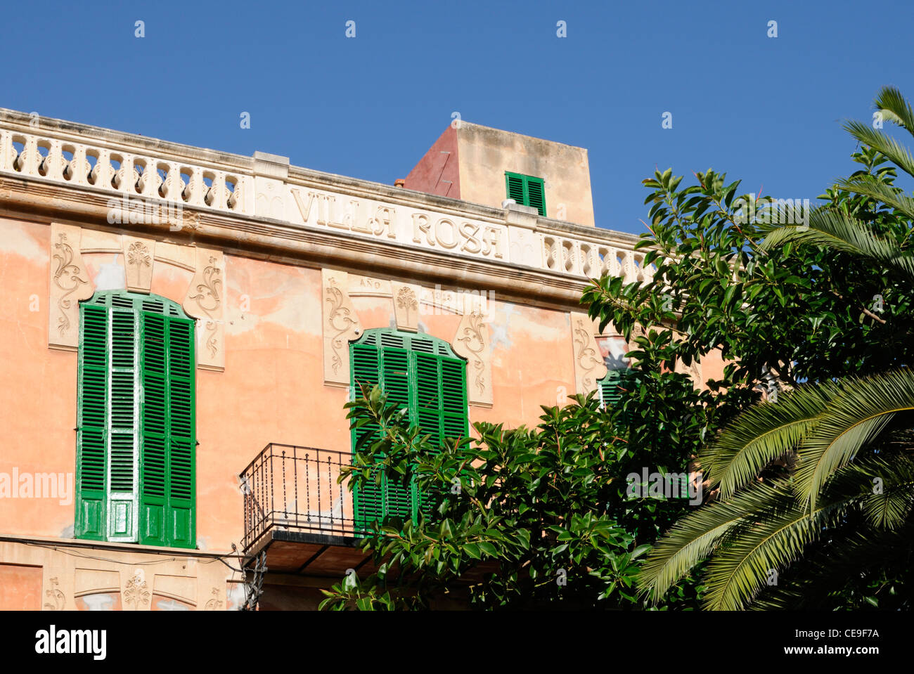 Villa mit grünen Fensterläden, Palma, Mallorca, Spanien, Europa. | Villa with green shutters, Palma, Majorca, Spain, Europe. Stock Photo