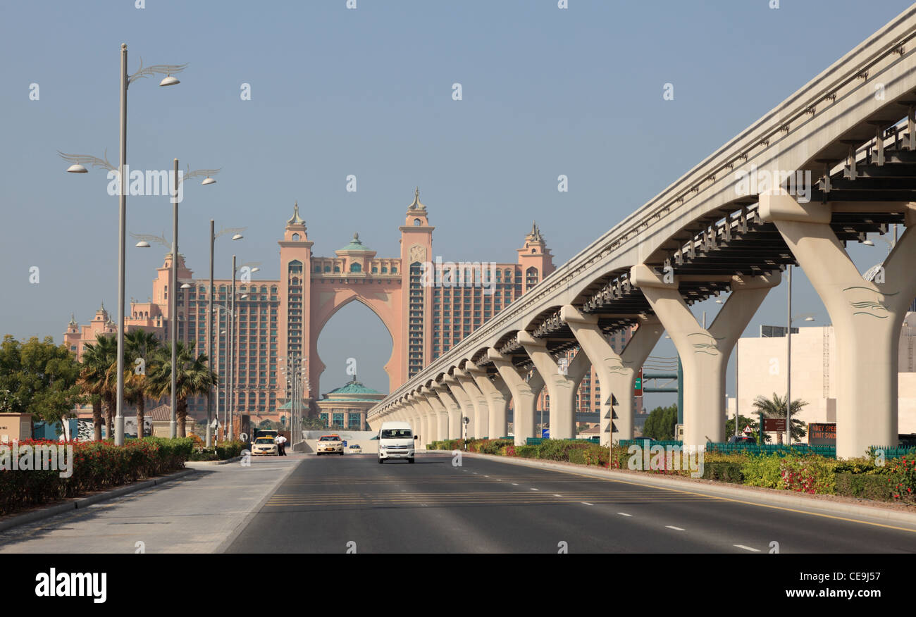 Road towards the Atlantis Hotel on Palm Jumeirah, Dubai Stock Photo