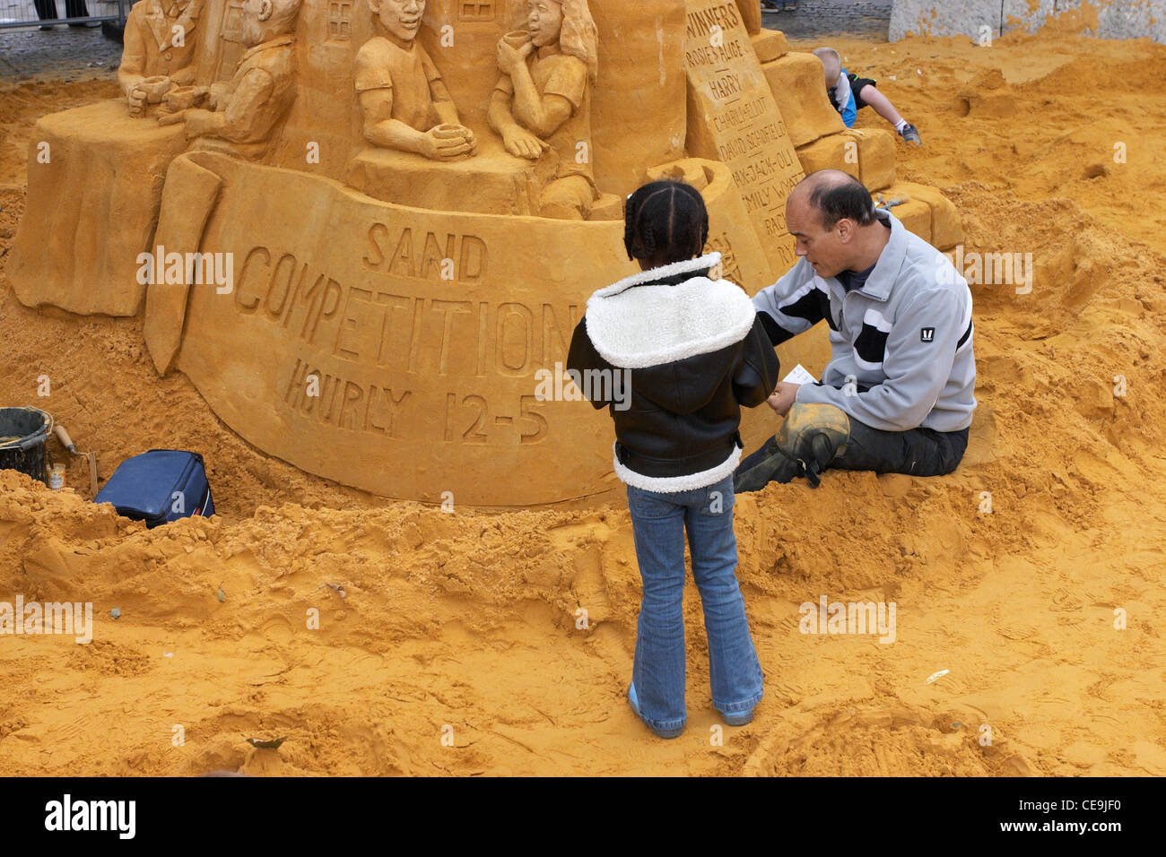Children playing sand pit hi-res stock photography and images - Alamy