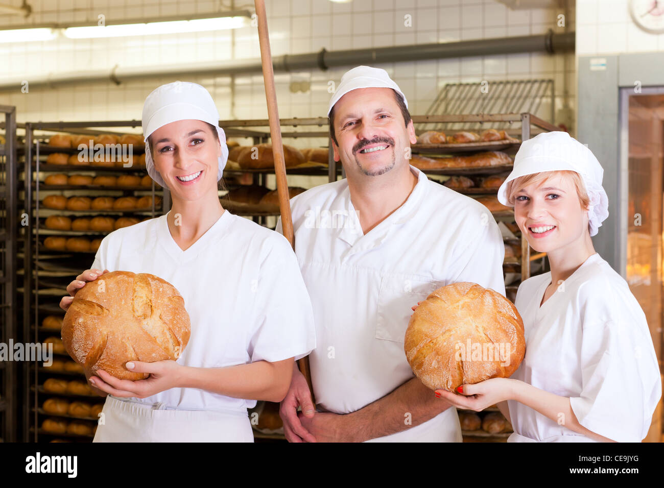 работница пекарни. кассирша в азбуке вкуса. продавец в пекарню. вольчек филипп львович кондитер. пекарь ночные смены.