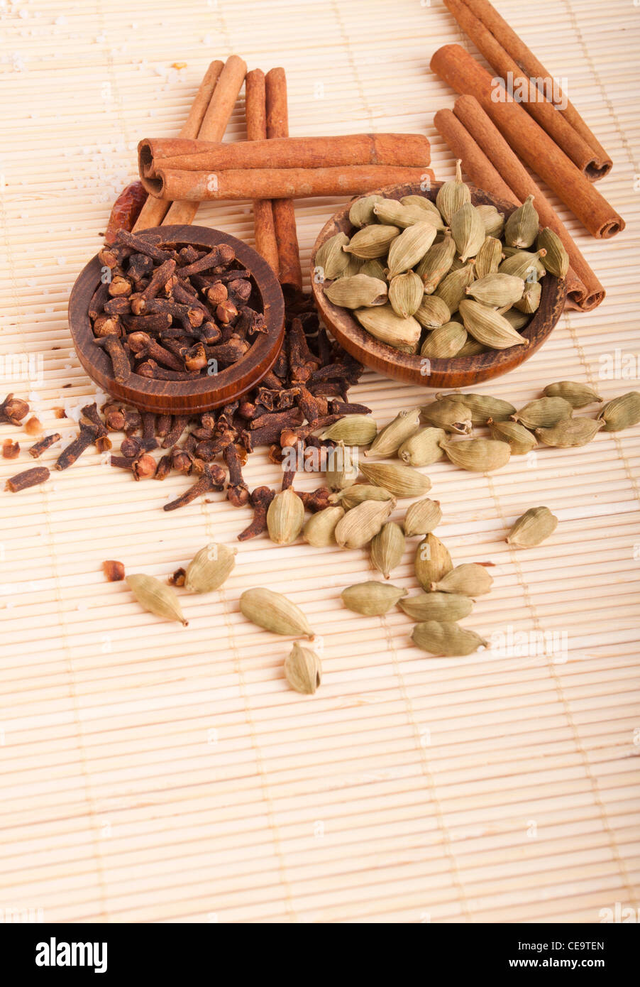 Cardamom pods and cloves Stock Photo Alamy