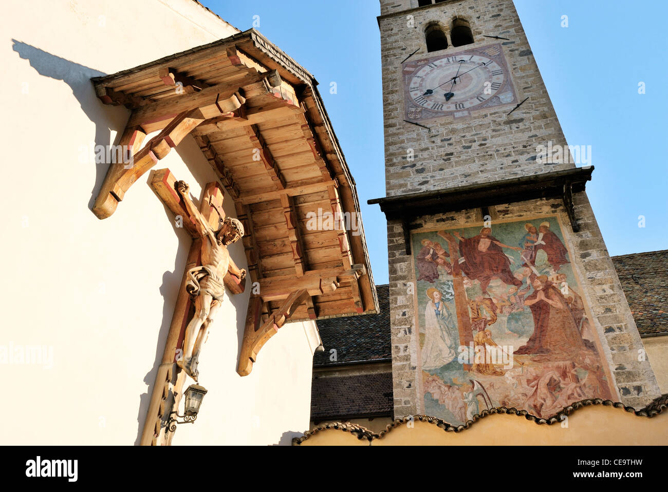 The Church of San Pancrazio beside the Mediaeval walled town of Stadt Glurns, Glorenza. Val Venosta, Italian Alps, Italy Stock Photo