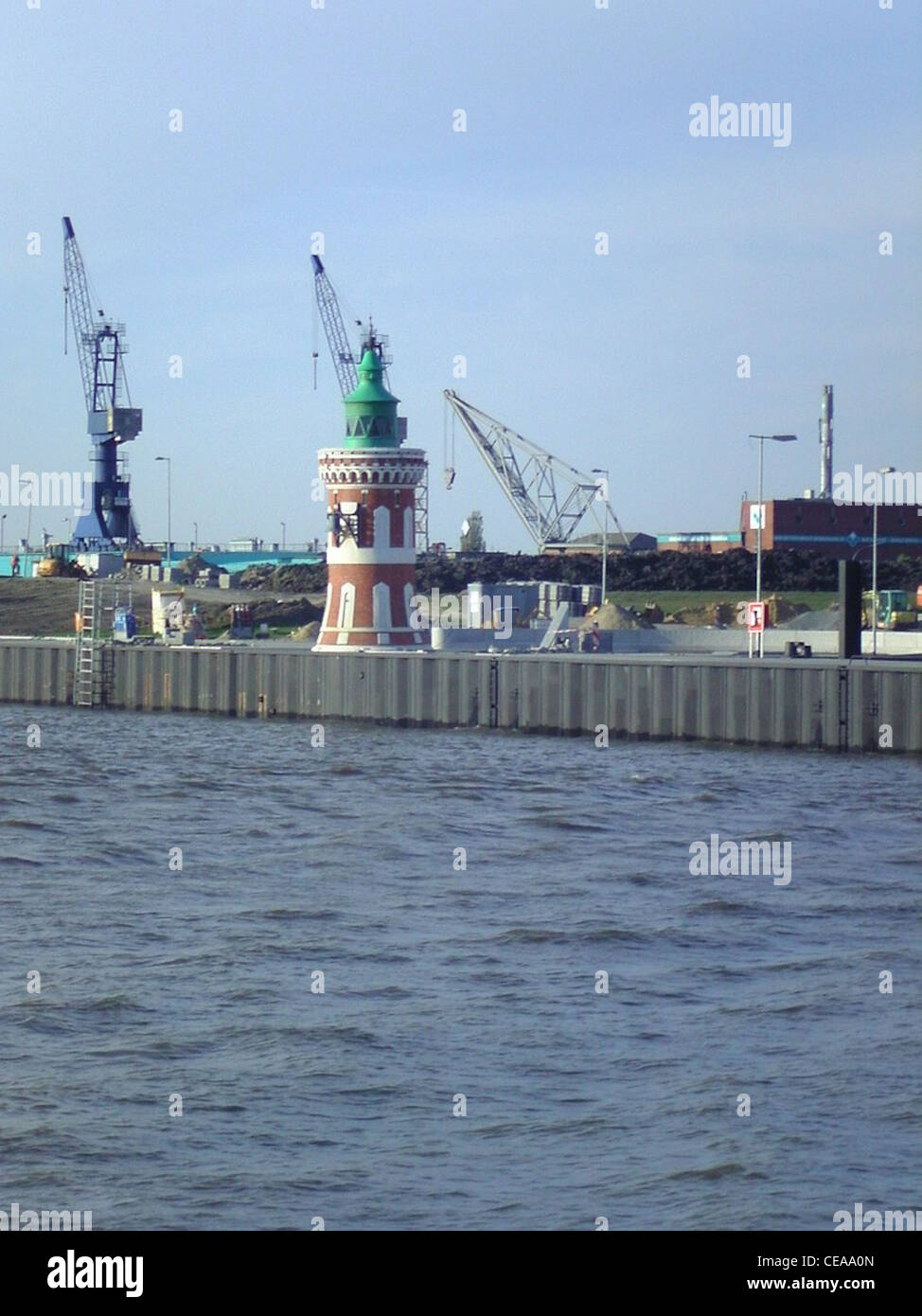 Blick von der Weser auf den Pingelturm südlich der Kaiserschleuse in Bremerhaven Stock Photo