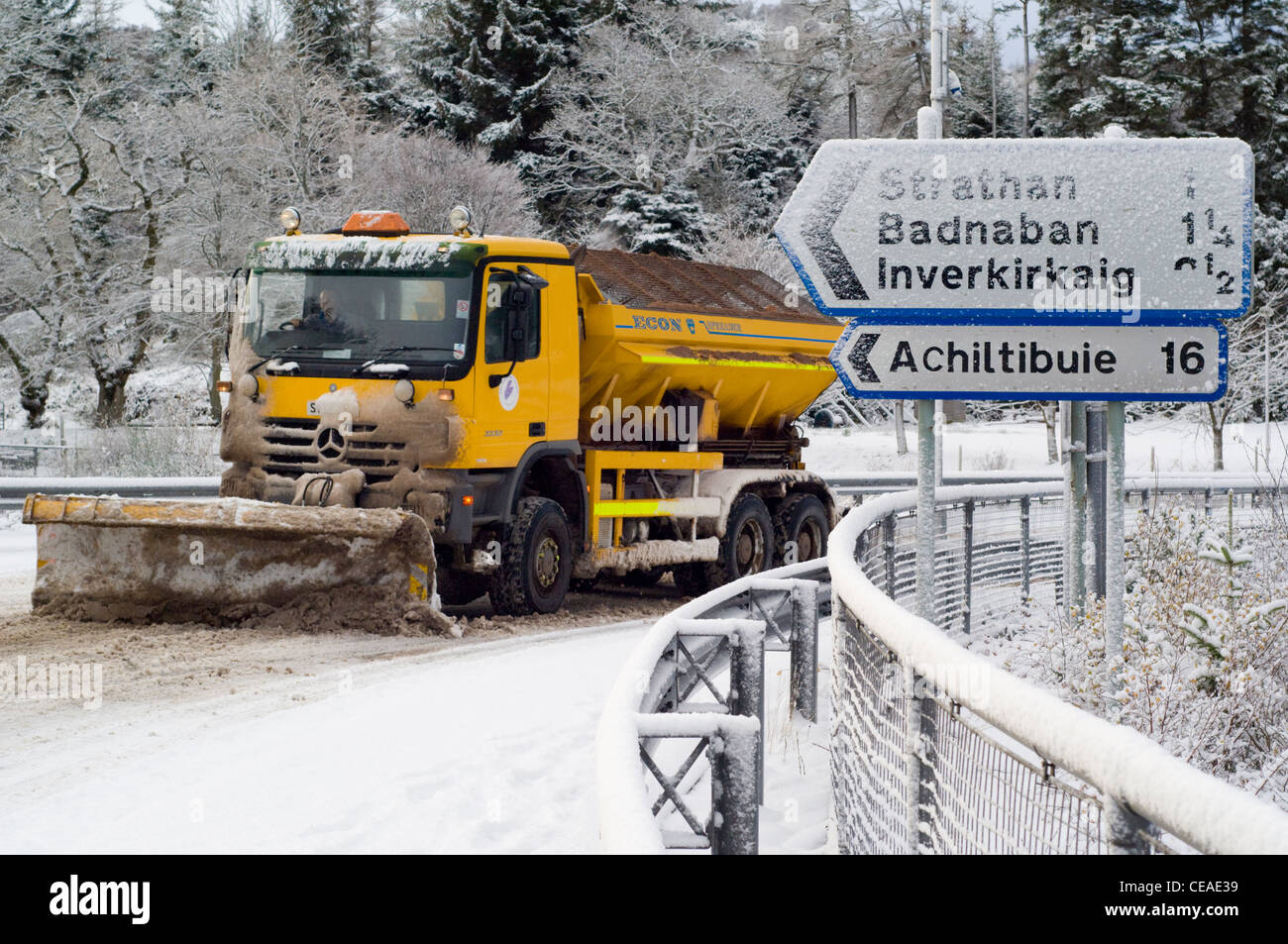 Snowplough and road signs at Lochinver village, Sutherland Stock Photo