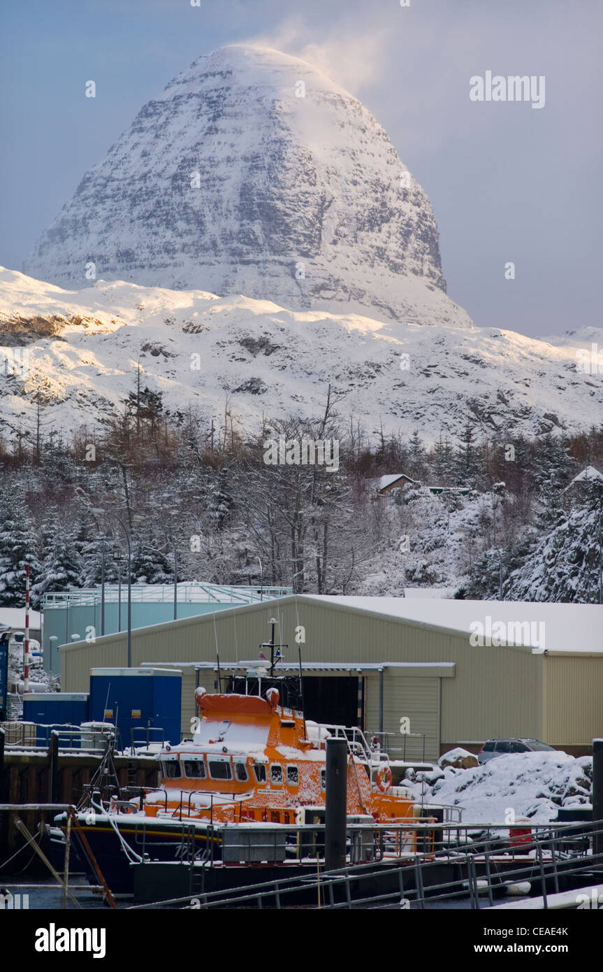 Suilven (731 metres) rising above the boats and harbour at Lochinver, Sutherland. Stock Photo
