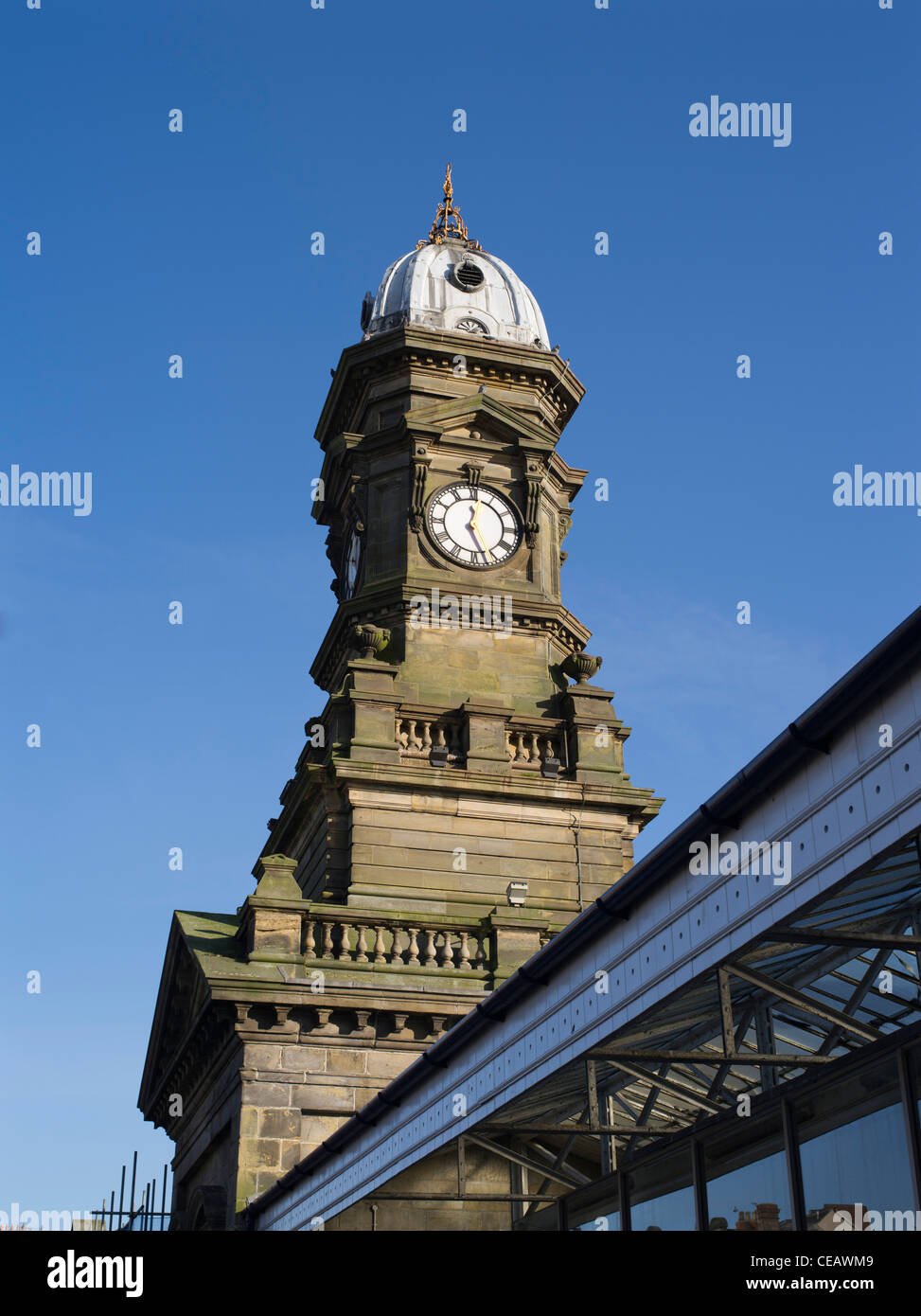 dh  SCARBOROUGH NORTH YORKSHIRE Old Railway station clock tower uk Stock Photo
