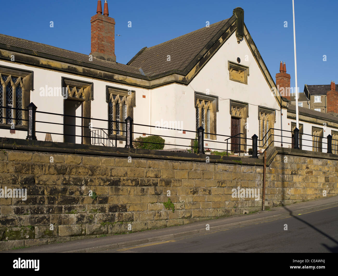 dh  SCARBOROUGH NORTH YORKSHIRE Wilsons Mariners Homes almshouses victorian houses uk alms house sky Stock Photo