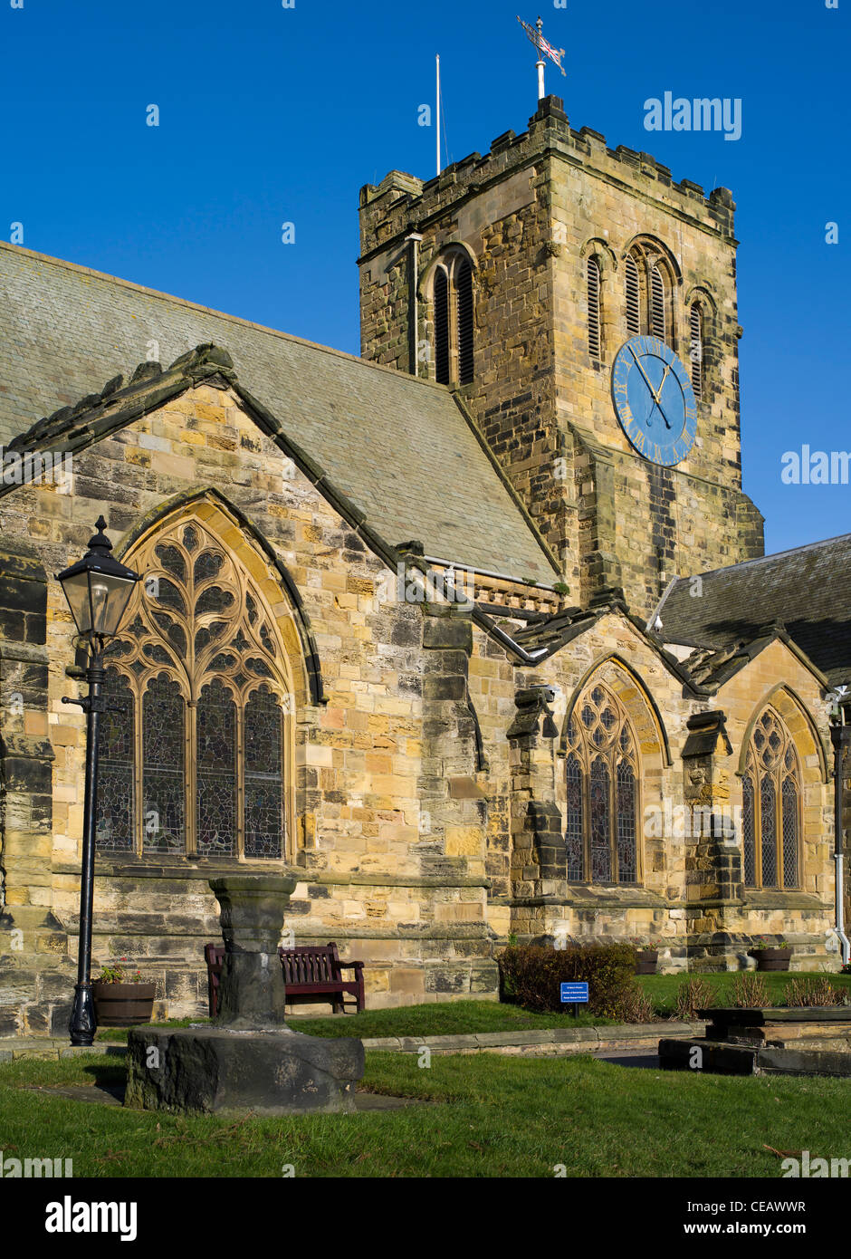 dh Church of St Mary SCARBOROUGH NORTH YORKSHIRE UK Churchyard english churches exterior england Stock Photo