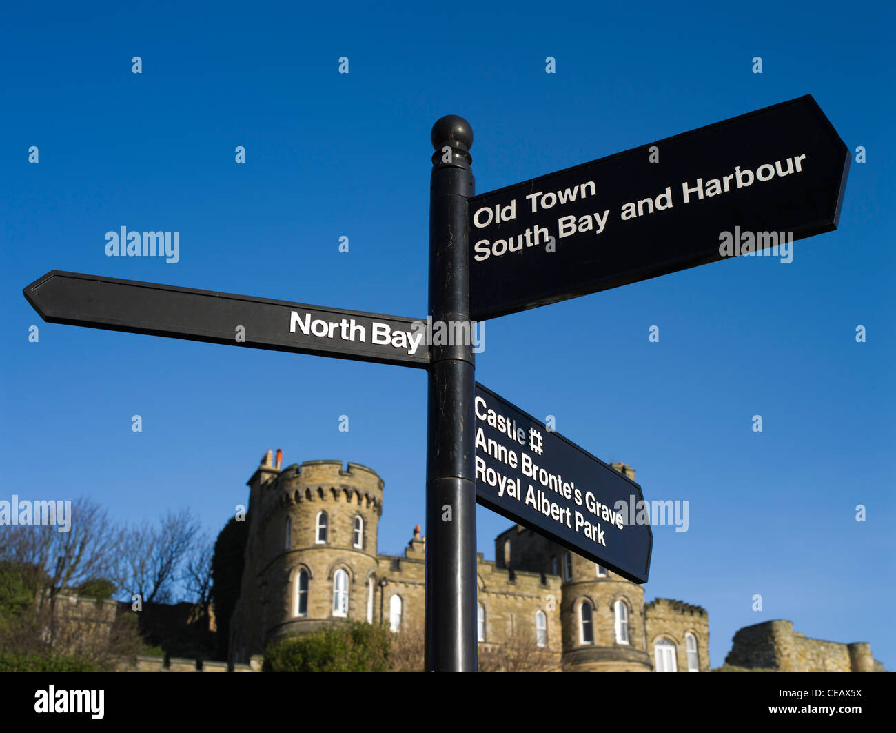 dh  SCARBOROUGH NORTH YORKSHIRE Tourist signpost english britain sign post uk Stock Photo