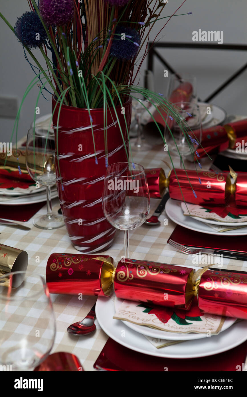 Table christmas crackers hires stock photography and images Alamy