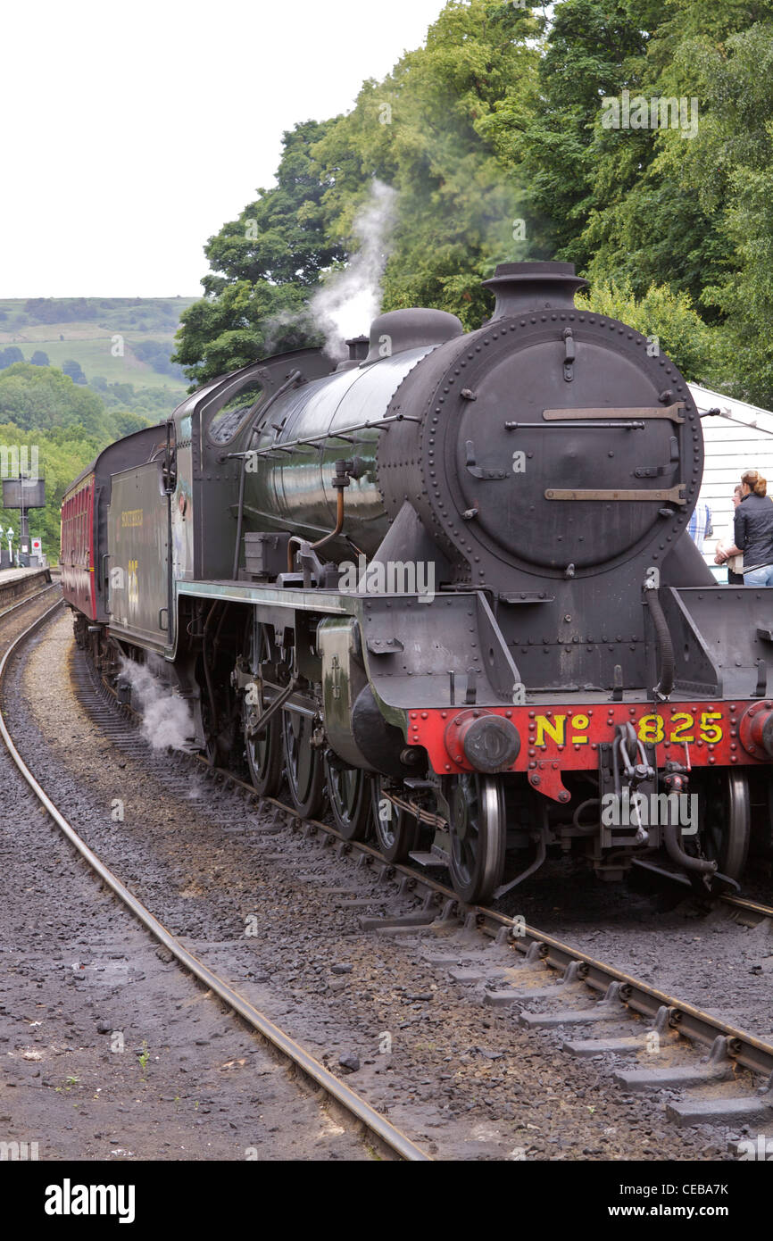 Southern Railway Class S15 Steam Locomotive 825 at the platform of Grosmont railway station in the Esk Valley Stock Photo