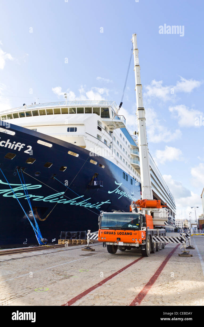 Crane Loading Mein Schiff 2 Tui Cruises Cadiz Spain Stock