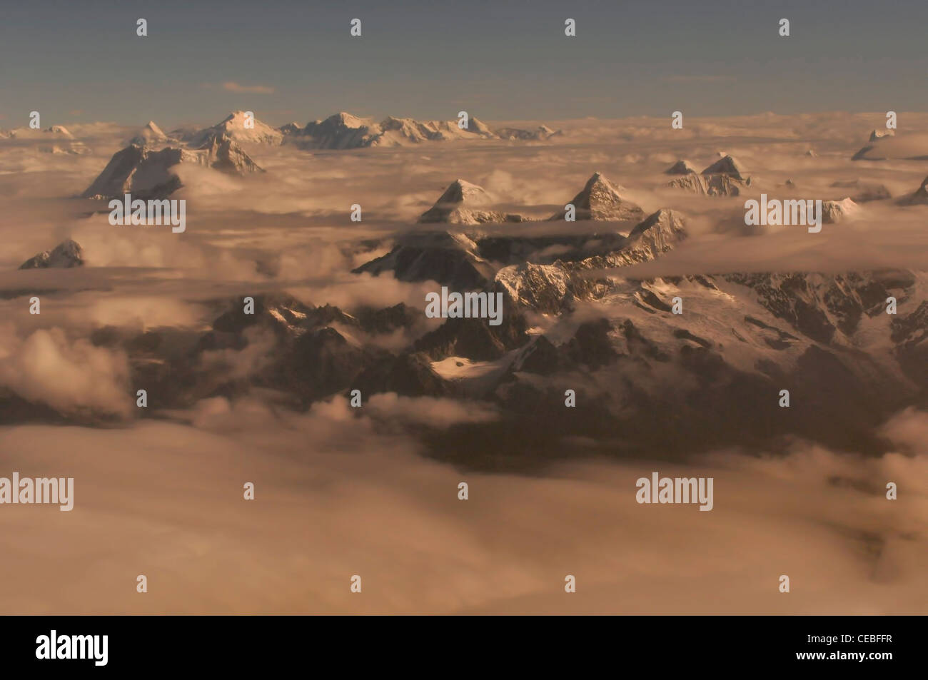 Himalaya range mountains peak peaks hi-res stock photography and images ...