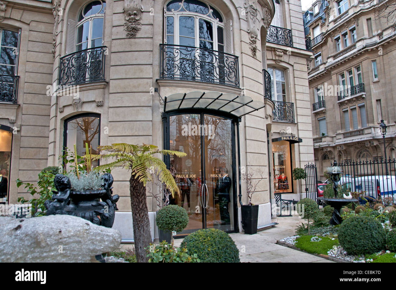 Avenue Montaigne, Paris editorial photo. Image of decoration - 166609411