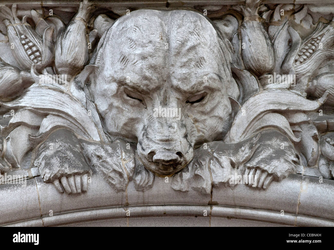 Entrance to the Pacific Gas and Electric Company headquarters with a sculpture by Edgar Walter of a bear and ears of corn Stock Photo