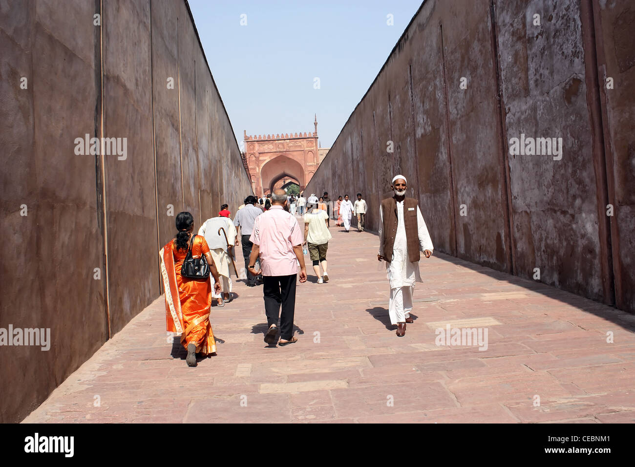 People walking through a tunnel way in Fatehpur Sikri in Delhi Stock Photo