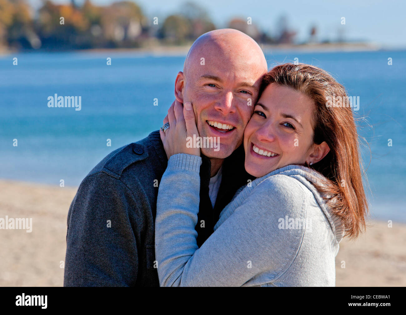 Happy cute couple hugging beach hi-res stock photography and images - Alamy