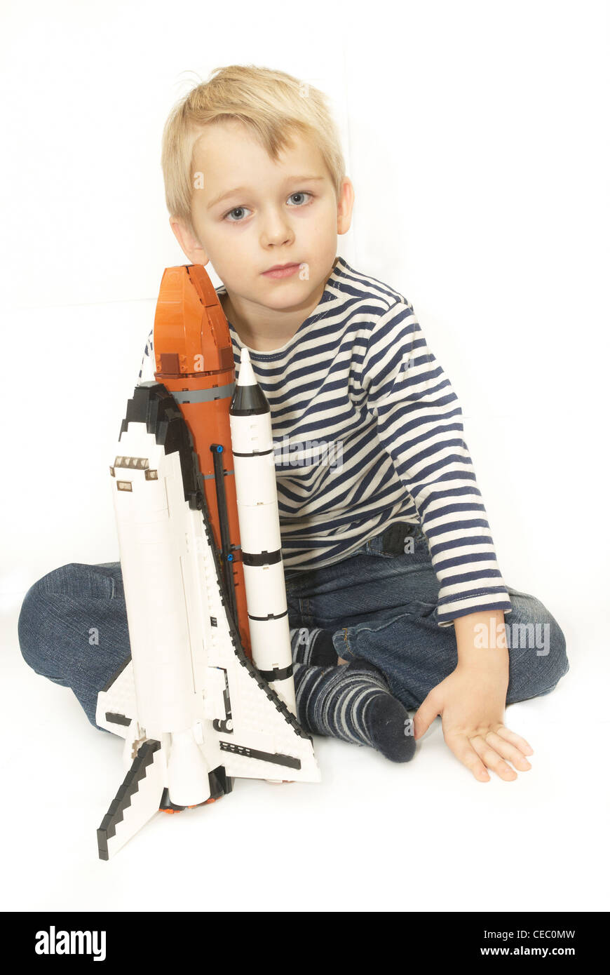 Little boy gioca a colori Lego set sul tavolo. Formazione e sviluppo  precoce Foto stock - Alamy