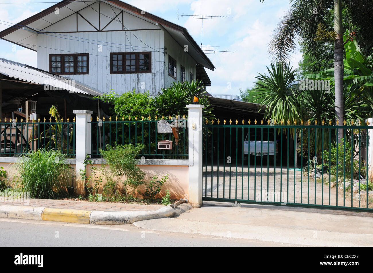 Wrought iron fence house hires stock photography and images Alamy