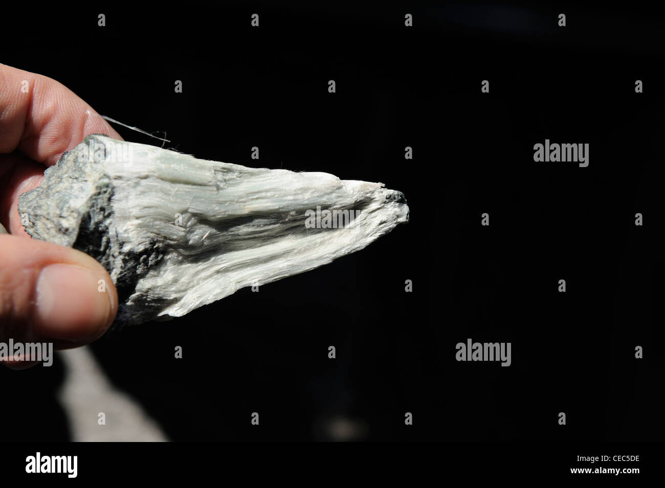 Abetsos Mineral, Fingers holding Asbestos Mineral Stock Photo