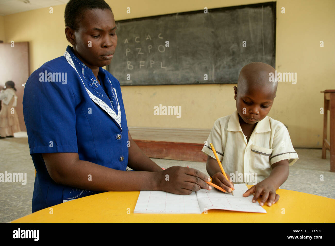 Nursery teacher Elizabeth Taiwo teaching with Stephen Acha at a primary school in Lagos, Nigeria, Stock Photo