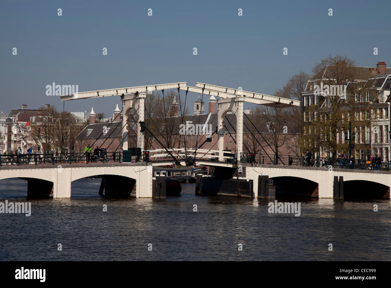 Magere Brug Bridge over the Amstel River, Amsterdam, Niederlande Stock Photo