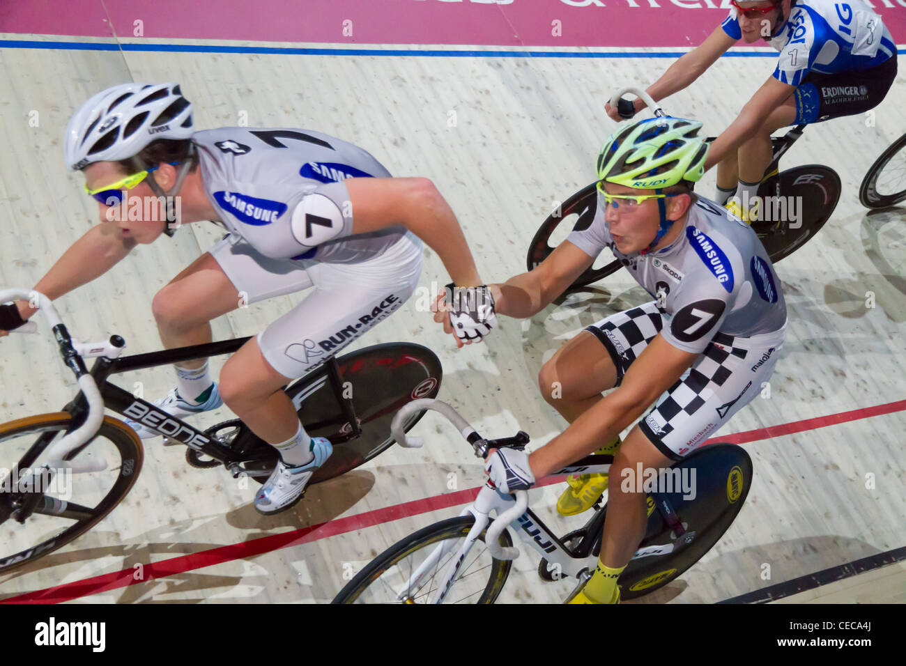 team Kendler (l) Schmidt (r) changes lead by joining hands and transferring speed at Sixday-Nights Zuerich 2011 at Zurich Stock Photo