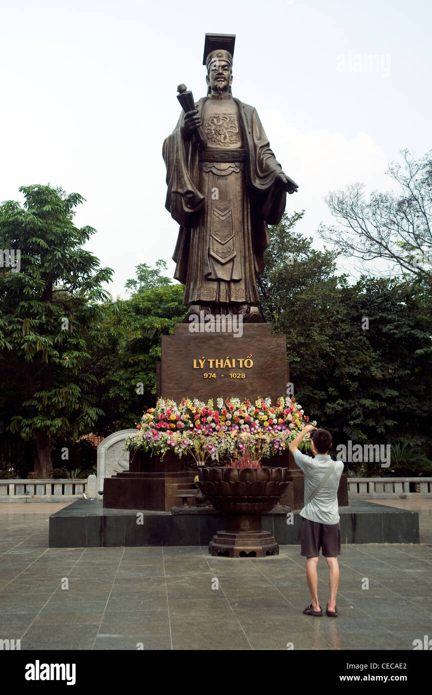 A statue in Hanoi of Vietnam's king Ly Thai To who founded the dynasty that consolidated the nation's independence from China Stock Photo