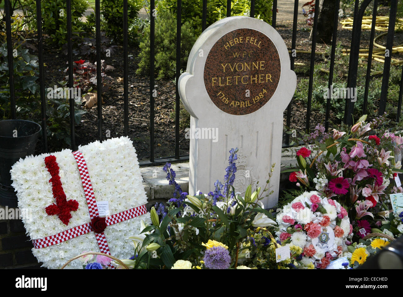 Memorial stone to PC Yvonne Fletcher, Policewoman killed during protest outside Libyan Embassy in London in 1984 Stock Photo