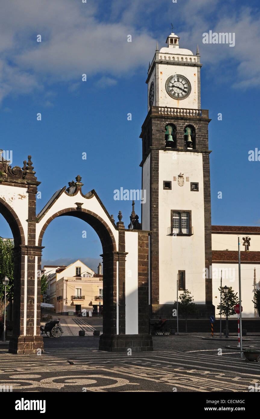 EUROPE, PORTUGAL, AZORES, São Miguel, Ponta Delgada, city centre,original city gates (1792)  with clock tower of  Mother Church Stock Photo