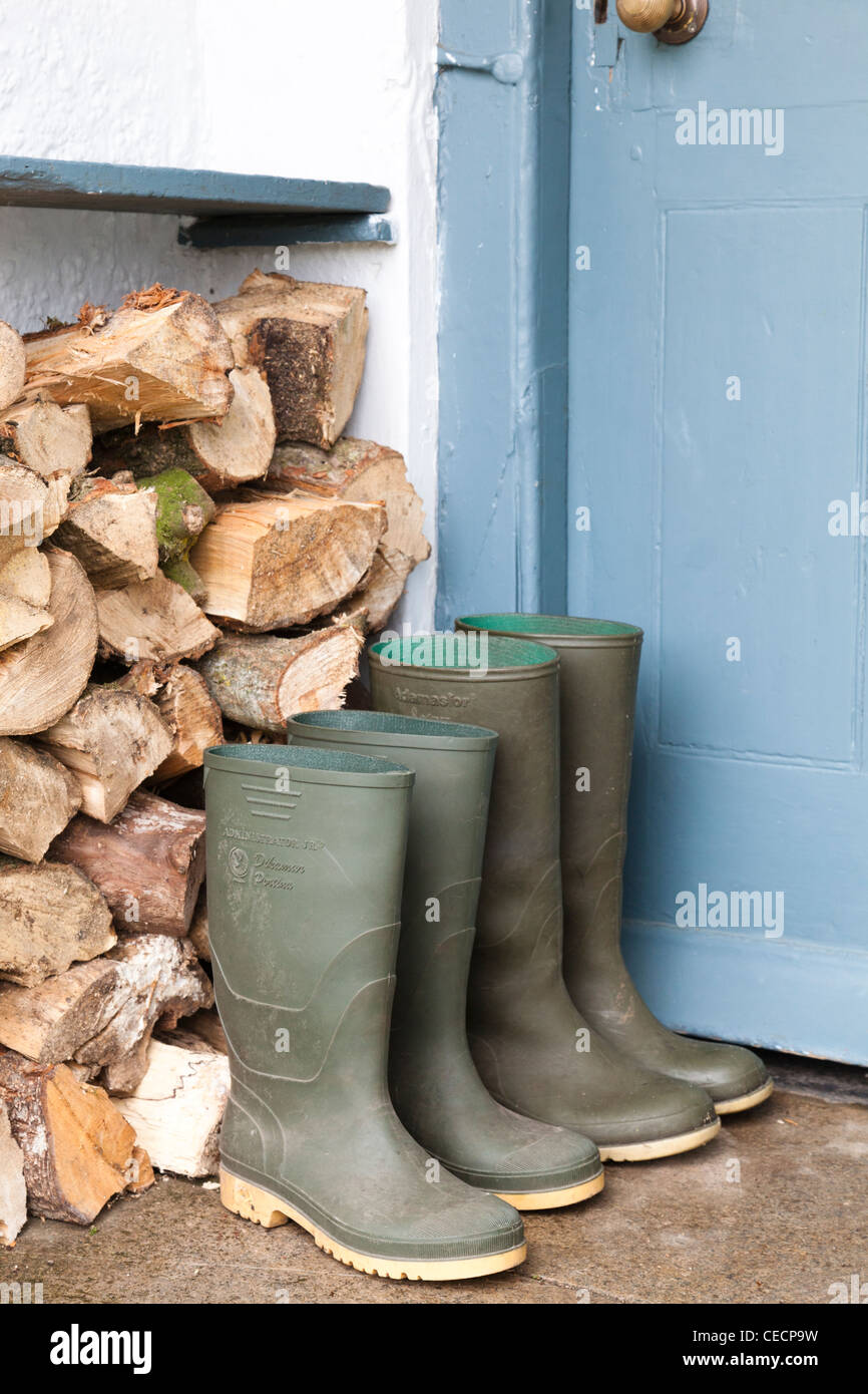 O Wellington Boot Disfarçado Fica Na Areia De Baixo Lado Imagem de Stock -  Imagem de grupo, inglaterra: 163415059