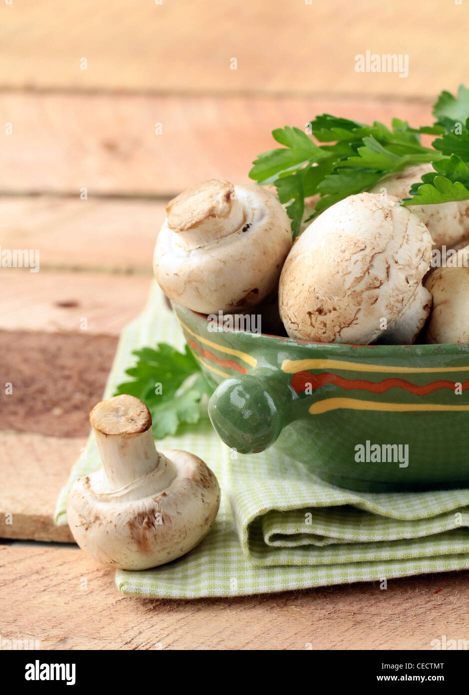 White button mushrooms in a bowl Stock Photo Alamy