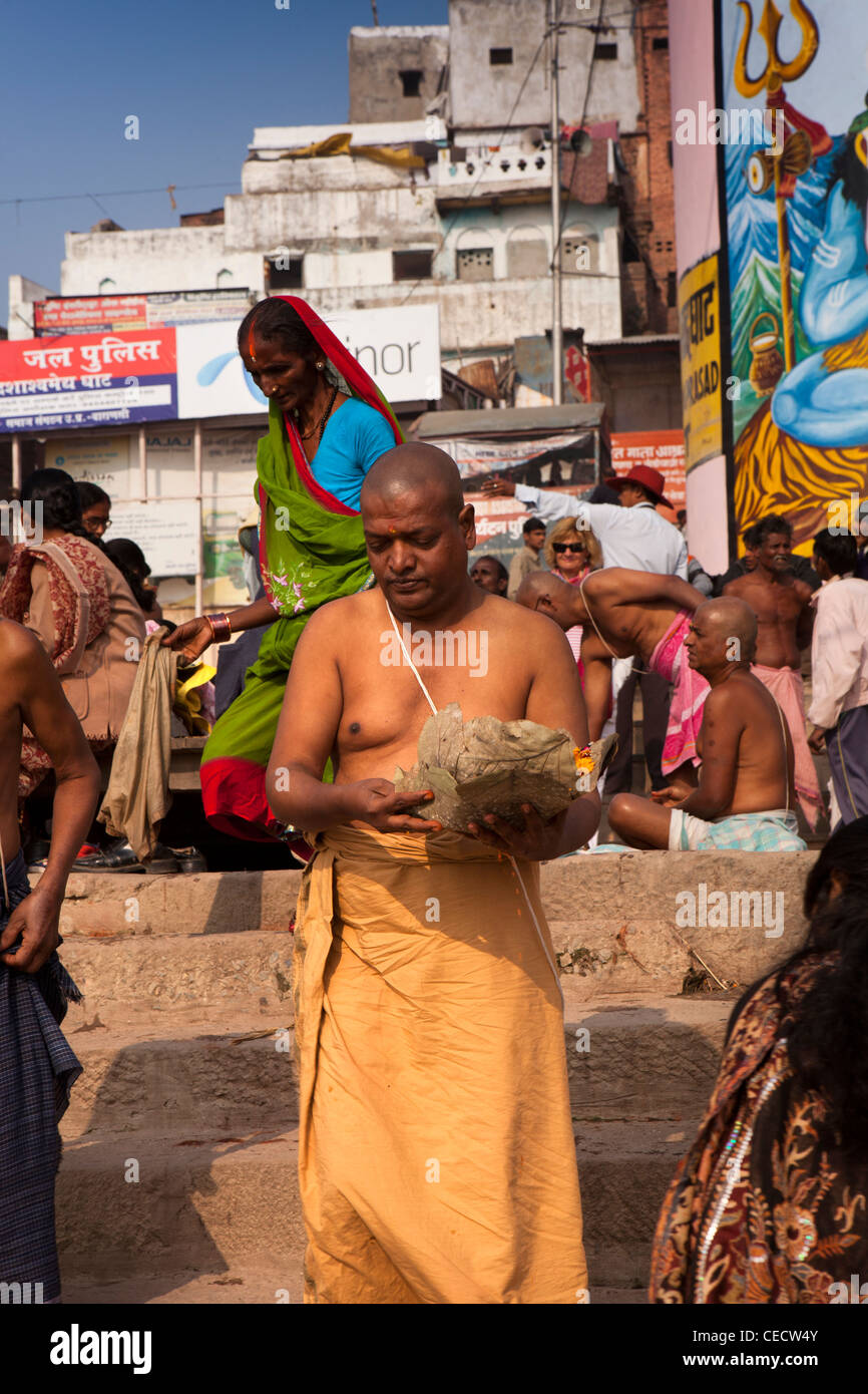 India, Uttar Pradesh, Varanasi, Brahmin priest conducting early morning puja Prayag ghat Stock Photo