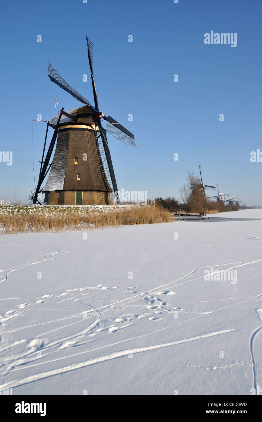 dutch-windmills-in-winter-kinderdijk-netherlands-europe-stock-photo