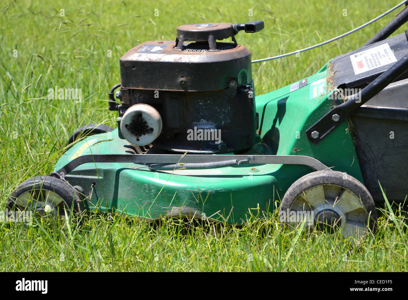 Rusty lawn mower hi-res stock photography and images - Alamy