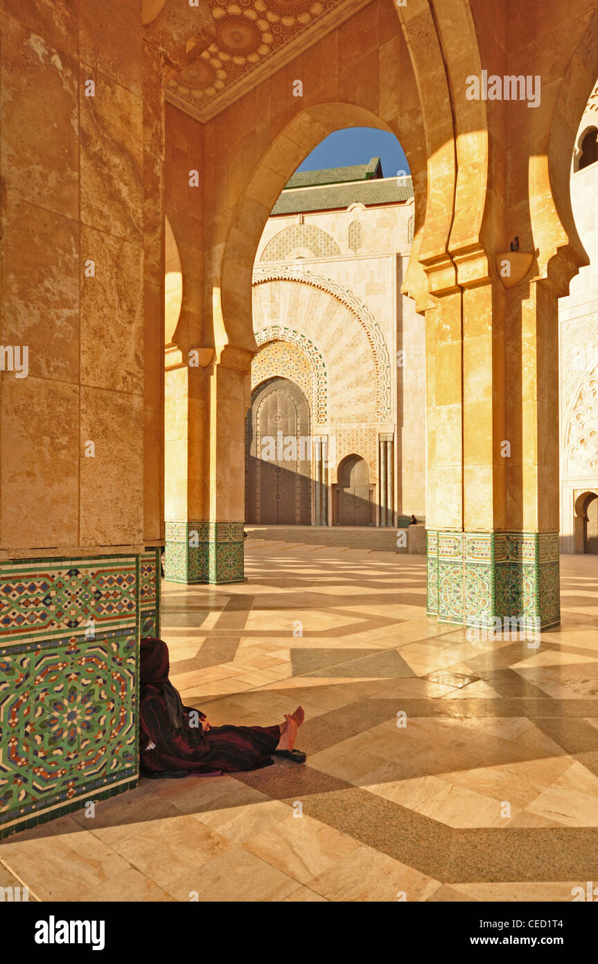 NORTH AFRICA, MOROCCO, Casablanca, Great Mosque Hassan II (1993), Islamic, decorated archways and woman in Muslim dress Stock Photo