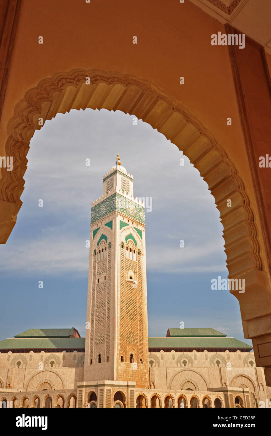 NORTH AFRICA, MOROCCO, Casablanca, Great Mosque Hassan II (1993), Islamic, main minaret framed by archway Stock Photo