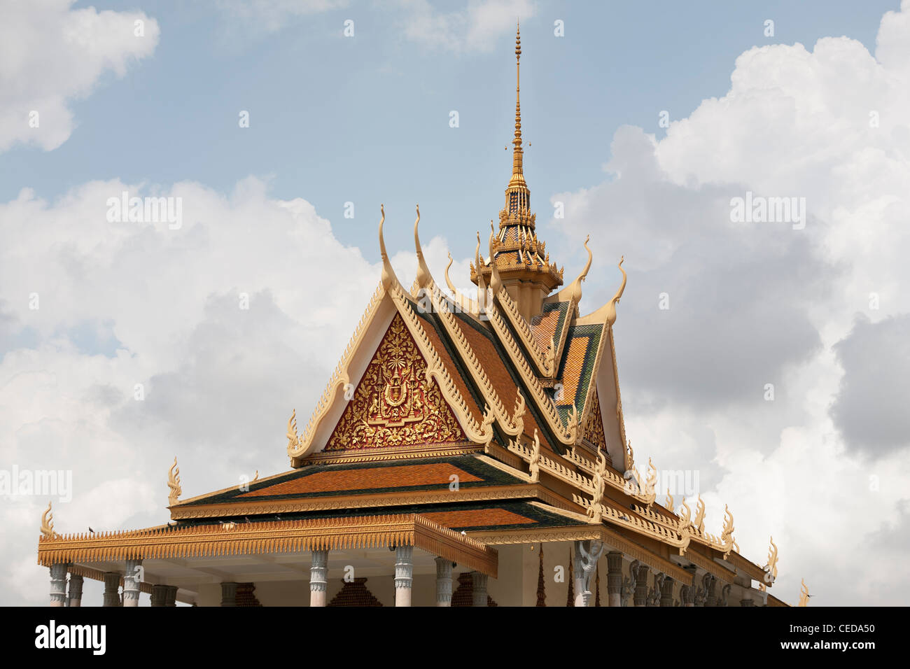 Rooftop of Cambodian pagoda Stock Photo - Alamy